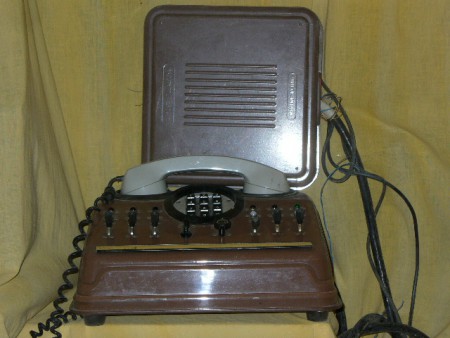 Egy 6 kulcsos Főnök-titkári készülék. Érdekessége, hogy egy ügyes kezű műszerész kolléga átalakította tárcsásról - nyomógombosra a hívóművét.